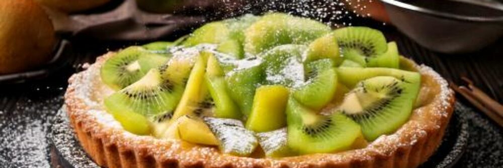 Firefly -Tarta rústica de kiwi y pera enfriándose ligeramente antes de ser espolvoreada con azúcar g
